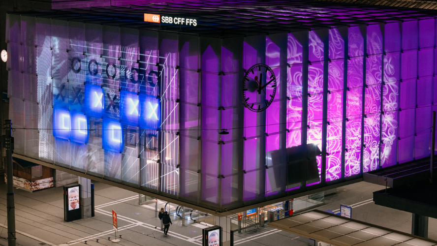 Heute leuchtet der Glaskubus in St.Gallen