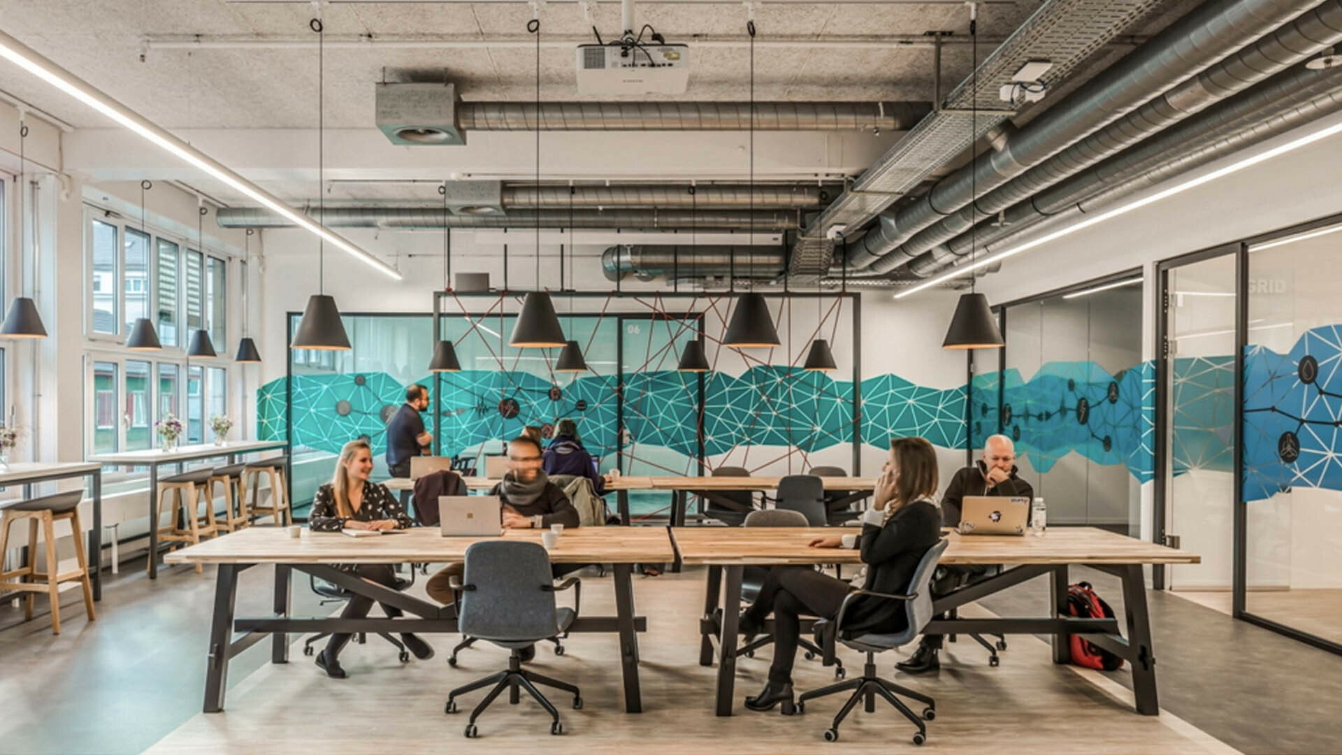 Common Surface und Deskbird werden Partner