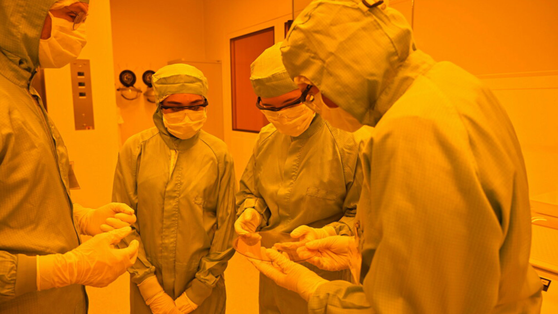 Junge Forscherinnen entdecken die Mikrotechnik