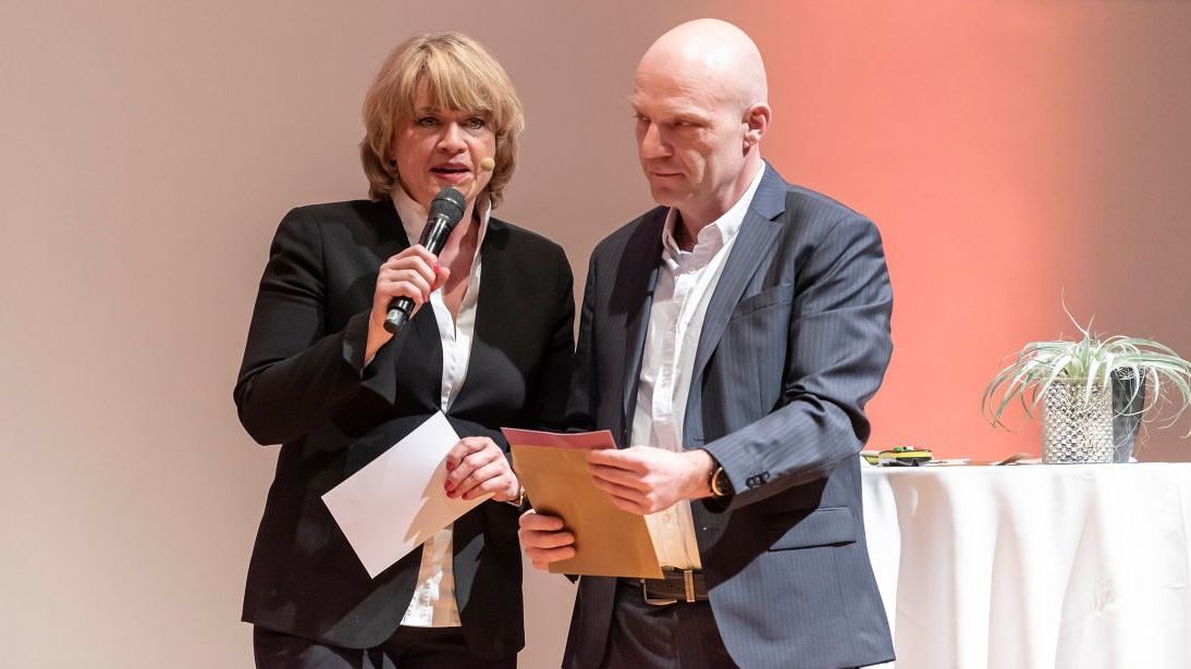 LEADER-Digital-Award-Moderatorin moderiert neu «Puls»