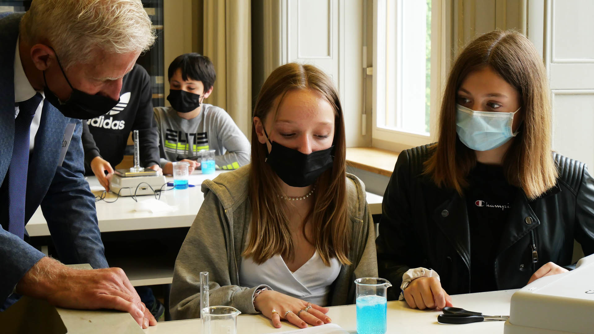 600 Nano-Experimentierkoffer in Ostschweizer Schulzimmern
