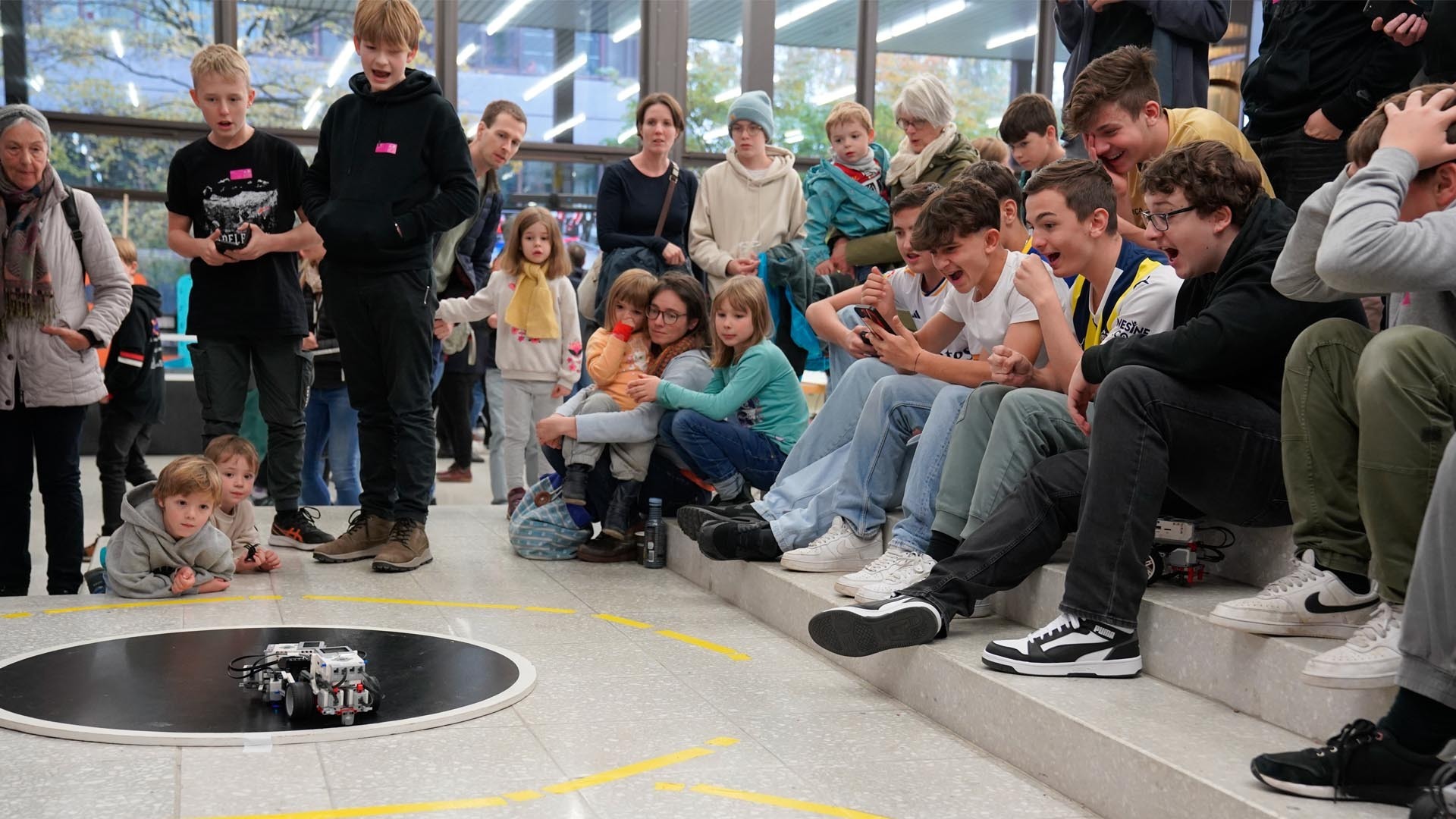 100 junge Robotikfans bei den RobOlympics