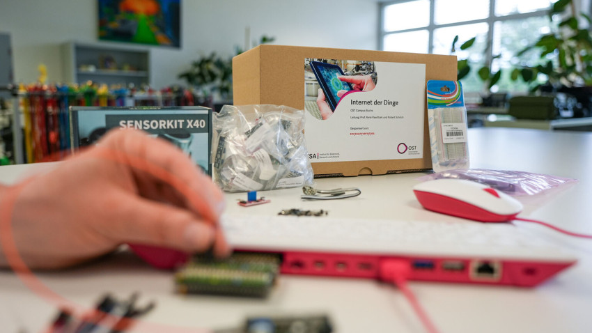 Digitalisierung zum Anfassen: IoT-Ausbildung an der OST