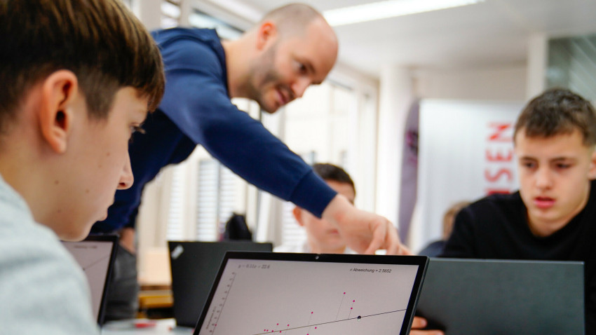 Schulkinder lernen spielerisch KI zu verstehen