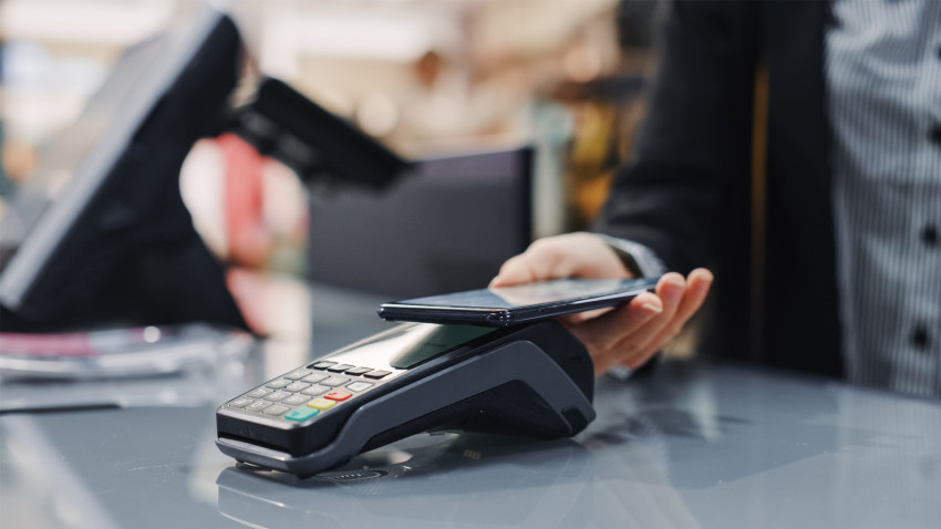 Mobiles Bezahlen überholt im Laden Bargeld und Debitkarte