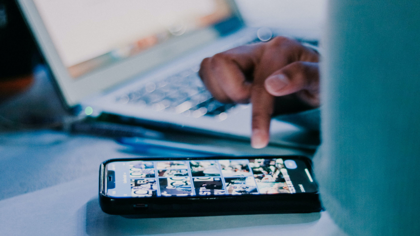 Studie Smartphone und Laptop